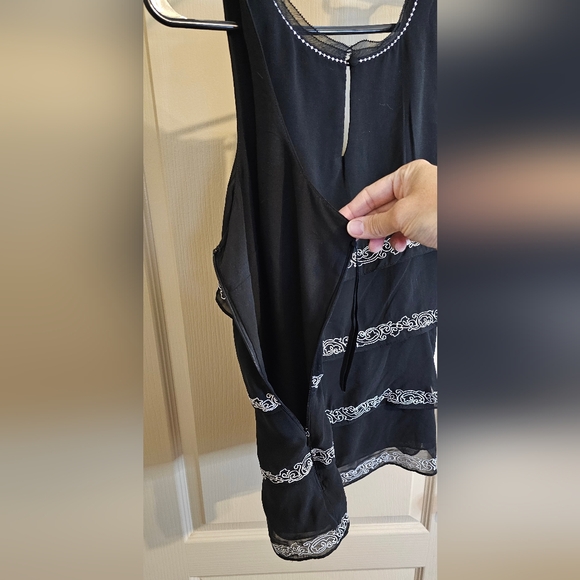 White House Black Market Medium Sleeveless Black Blouse Zips On The Side - Picture 4 of 4
